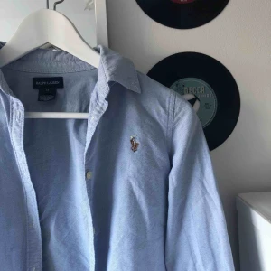  - Ralph lauren jeans skjorta i nyskick!! Storlek 14 som motsvarar en S.  Frakt tillkommer 