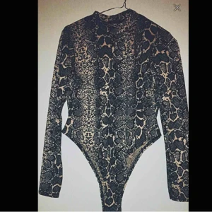  - Fin oanvänd body, säljes pga för stor.