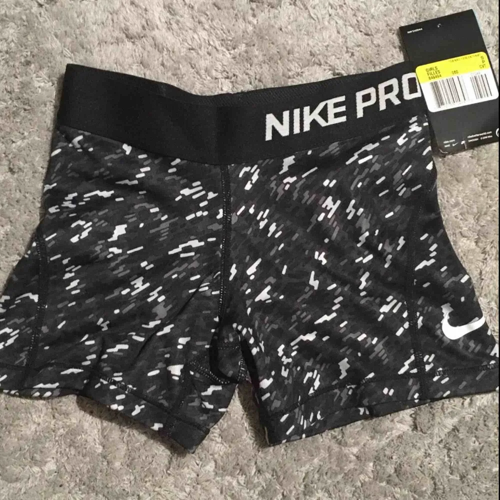 Helt nya Nike sport shorts, prislapp kvar! Ordinarie pris 250kr. Storlek S på barn avdelningen. Betalning via swish och köparen står för frakten.. Shorts.