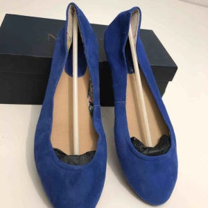  - Petroleumblå ballerina i mockaimitation. Supersköna och sparsamt använda (2 ggr)