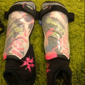  - Benskydd för fotbollsspelare. Använde när jag var yngre men spelar inte fotboll längre. Sitter bra eftersom att den har en ankelstrumpa som extra förstärkning vid fotknölen. Kan frakta vart som men köparen står för priset för frakten. 