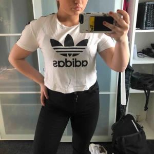  - Lite kortare t-shirt ifrån Adidas S