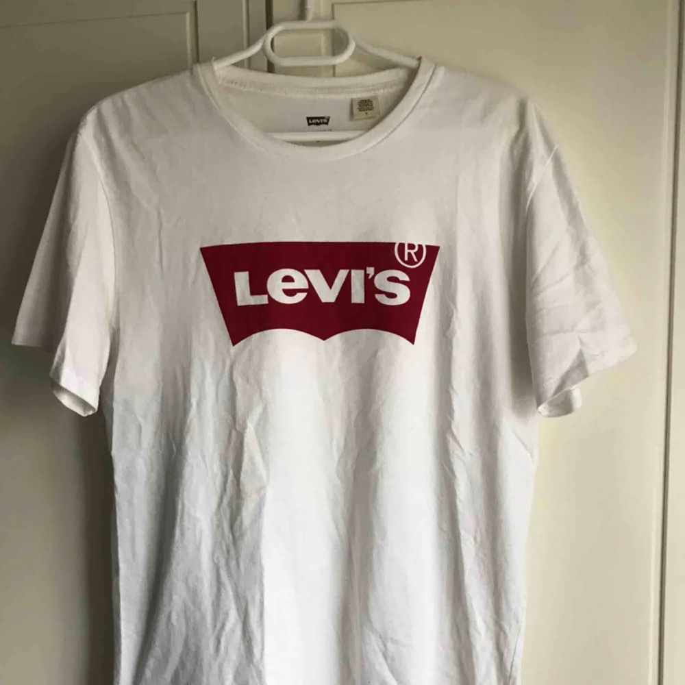 Äkta Levi’s tshirt i storlek M, mycket bra skick.  Köparen står för frakt ;). T-shirts.