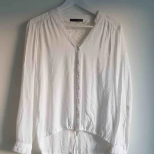  - Fräsch vit blus från Primark. Standard i storleken. Frakt tillkommer (utifrån Uppsala) 