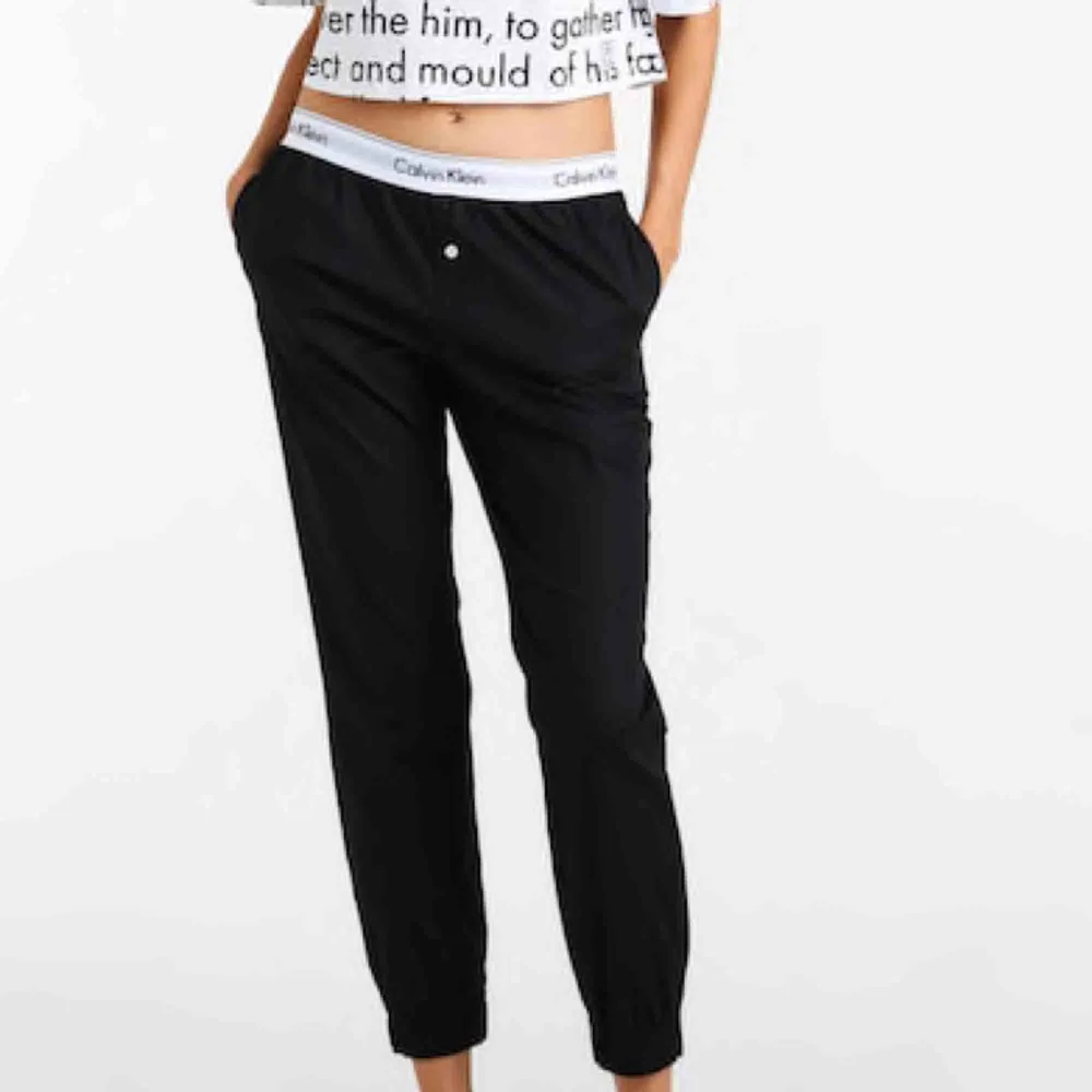 Calvin Klein mysbyxor  Superhärliga —> helt nya Frakt tillkommer! . Jeans & Byxor.