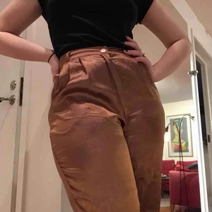  - Tunna sköna byxor som skiftar från koppar till lila