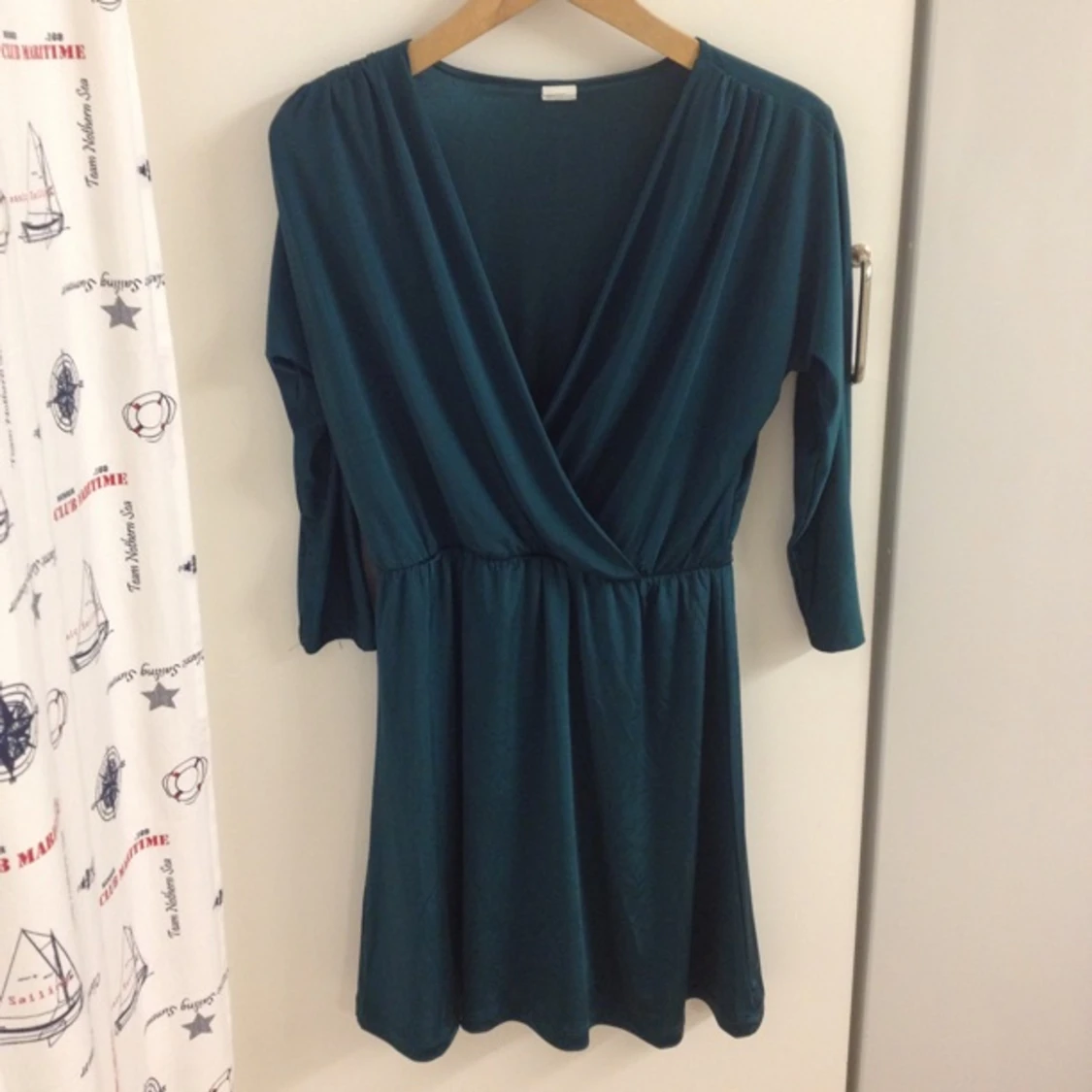 MörkGrön klänning från Edblad, färgen är mer smaragdgrön i verkligheten. Knälång. Töjbar