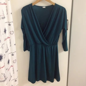 MörkGrön klänning från Edblad, färgen är mer smaragdgrön i verkligheten. Knälång. Töjbar - MörkGrön klänning från Edblad, färgen är mer smaragdgrön i verkligheten. Knälång. Töjbar