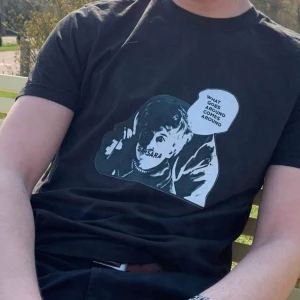  - Vintage svart t-shirt med nytryckt design!                            SAMSARA köper in secondhand kläder som inte blir sålda och revitaliserar dem med unika och högkvalitativa tryck. Varje plagg sparar cirka 2400L vatten och 1,4 kg co2!   Modellen är 190cm!  