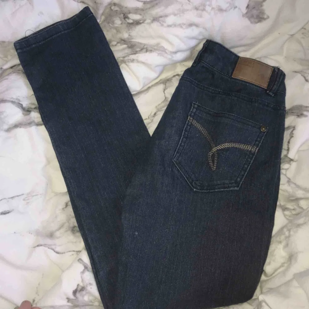 Stretchiga jeans. Formar sig fint. Storlek xs kan passa s. Lågmidjade 💕. Jeans & Byxor.