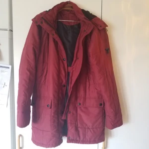  - Varm och skön längre jacka, storlek 38 men funkar på mindre och större beroende på hur man vill ha den