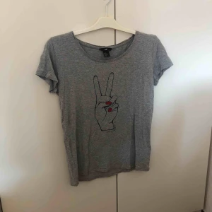  - T-shirt med ✌🏻tryck. Stor i storlek. Frakt tillkommer