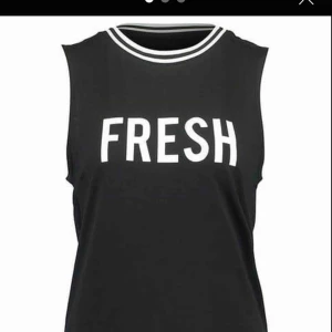  - Lite längre linne med tryck över bröstet och rundad hals. Passar över jeans/byxor eller som tunika över leggings. Väldigt skönt material och bekväm modell. Aldrig använt. Storlek S, passar mig (176 cm) bra. Nypris: 129 kr