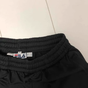  - Supersköna FILA mjukisshorts med broderi