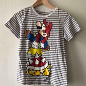  - Bra skick på tryck. Ingen tag med storlek men uppfattar den som en xs. Kan hämtas i Uppsala eller skickas mot fraktkostnad 