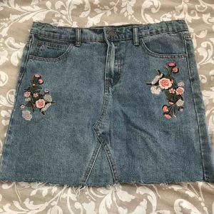  - En fin jeanskjol med 2 detaljer Stl 170 jag är en small och den passar mig. Knappt använd. Kan frakta men då står köparen för frakten!😊 Frakt:50kr