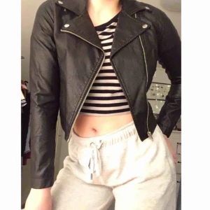  - 🍒Supercool härlig jacka i fakeskinn från Kappahl som tyvärr har blivit för liten för mig. 🌞Står att den är storlek 158 men skulle säga att den passar XS till S beroende på hur man vill att den ska sitta. Perfekt för våren🌻🍒