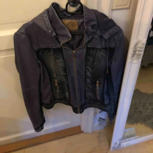  - Skin och jeansjacka i en sliten design knappt använd, passar perfekt som vårjacka