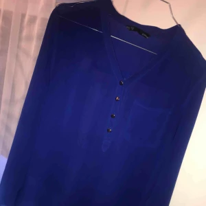  - Chiffong blus i blå. Väldigt snyggg använd 2-3 ggr. 