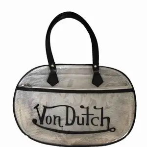 Säljer denna Sjukt snygga men även unika väska från märket Von Dutch.   Väskan är genomskinligt med nät inuti och pryds av en stor printad logga