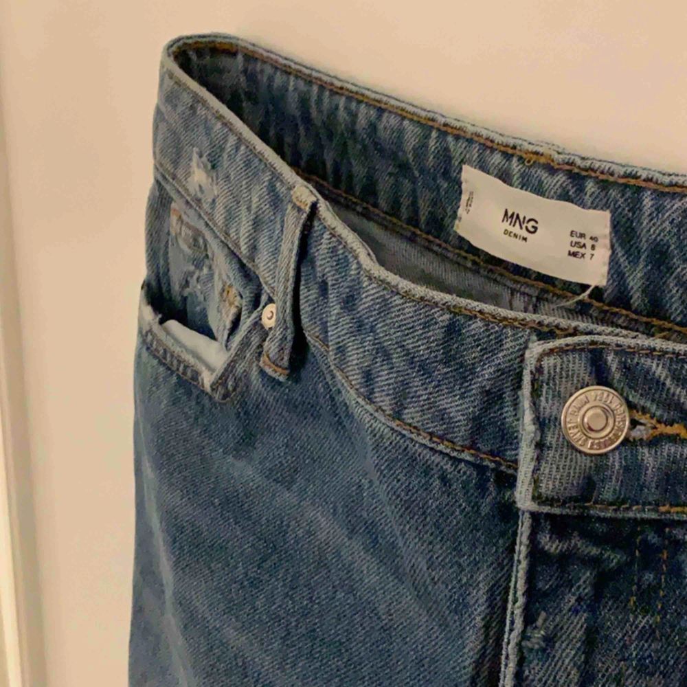 Mom fit jeans från mango, endast testade. Strl 40 men passar en 38 också. Har svarta straipes på sidorna.. Jeans & Byxor.