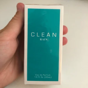 Inplastad oöppnad Clean Rain parfym - Oöppnad förpackning, 30ml, Clean ”rain” parfym (bild 1). Säljes då jag redan har en (bild 2) och använder en annan. 😊😊 Nypris 399kr. 