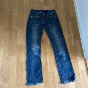Lågmidjade jeans - Ett par jeans som jag köpte här på Plick men var för små för mig! Passar nån som är runt 155-160 köparen står för frakt som ligger på 59kr, dom är ifrån märket Victoria Beckham 