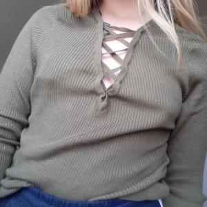 En grön tröja - Har en Grå också.aldrig använd mycket bra skick. 