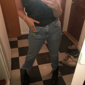 Coola jeans - Coola jeans som jag målat och klippt slits på. As balla men har tyvärr tröttnat på de så säljer dom vidare.