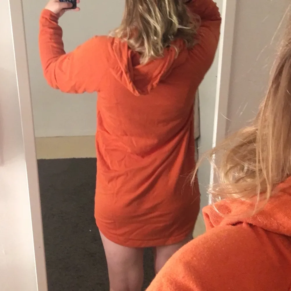 En superfin orange lång hoodie, och den har ganska stor luva vilket är supermysigt! Den är markerad med storlek L men den sitter som S/M 🥳  . Hoodies.