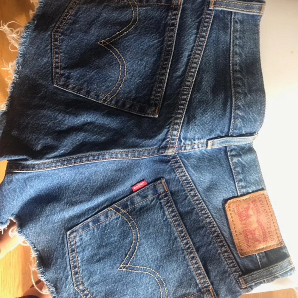 Levis shorts i strlk xs, skulle tippa på W24/23💕frakt tillkommer. Shorts.