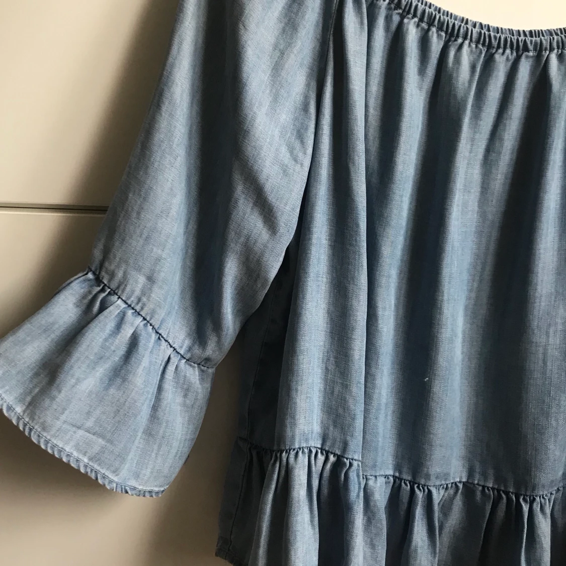 Blus med volanger  - 91