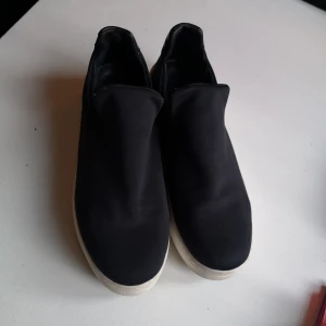 Svarta platåsneakers från ROOTS - I gott begagnat skick. Lite smuts på sulan annars inget alls att anmärka på. Helt normala i storleken. Köparen står för frakt. Kan annars hämtas vis Mariatorget. Kolla gärna mina andra annonser, 3 för 2 gäller allt, billigaste på köpet. 
