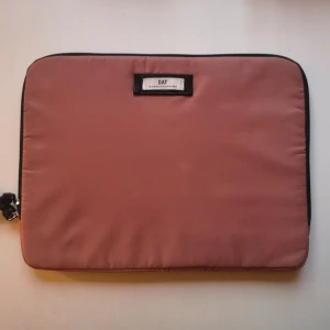 Datorfodral Day Birger et Mikkelsen - Datorfodral Day Birger et Mikkelsen i fint skick. Färgen stämmer väl överens med bilderna. Sparsamt använt.  Mått ca 34 x 25.