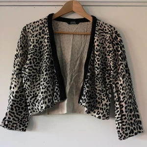 Leopardmönstrad cardigan  - Jättebekväm stickad leopardmönstrad cardigan med trekvartsärm. Från STAR. 