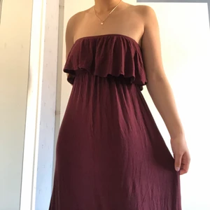 Vinröd maxiklänning - En superfin maxiklänning i vinröd färg och skönt trikåmaterial. Den är inte använd ännu och är i nyskick! Jag är 165cm och den sluter precis vid fötterna🦶🏼