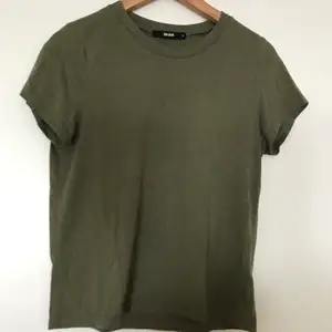 En grön T-Shirt som är i storleken M. Tenderar till att vara lite nopprig men annars fin och skön.