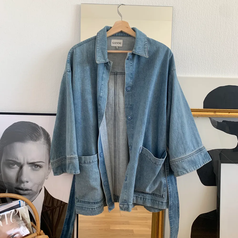 Knappt använd oversized blazer/ jacka i denim från Ganni. Lite work-wear i stilen! Säljes då den inte kommit till andvändning ordentligt! (Frakt, 63:-). Jackor.