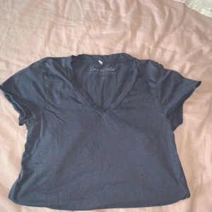 Fin t-shirt i blåaktig färg!  - Fin t-shirt i fin färg och storlek S!