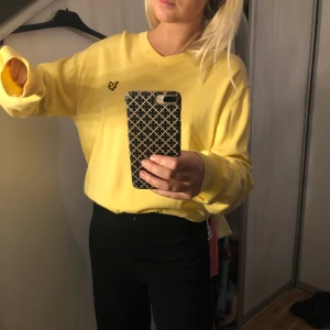 super fin gul tröja💛💛 - en fin gul tröja från Lyle & Scott i storlek L men jag som är en S tycker den sitter super bra då jag vill ha den lite Overzize💛💛
