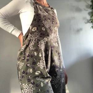 Blommiga hängselbyxor från Monki - Säljer mina supersöta hängselbyxor från Monki. Är i fint skick och har både fram och bakfickor. Hängslerna kan justeras i olika längder med två knappar. Jag har flyttat en av knapparna (bild 2) för att längden ska passa mig som är 163 cm lång. 