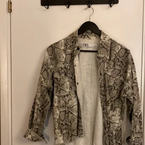 Jacka från Zara  - Säljer denna coola jacka ifrån zara. Den sitter jättefint på och är oversiezed i storleken. 💕 nypris 500kr 