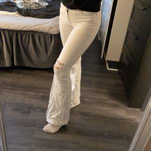 Säljer mina vita bootcut jeans från dr. Denim i strl XS 