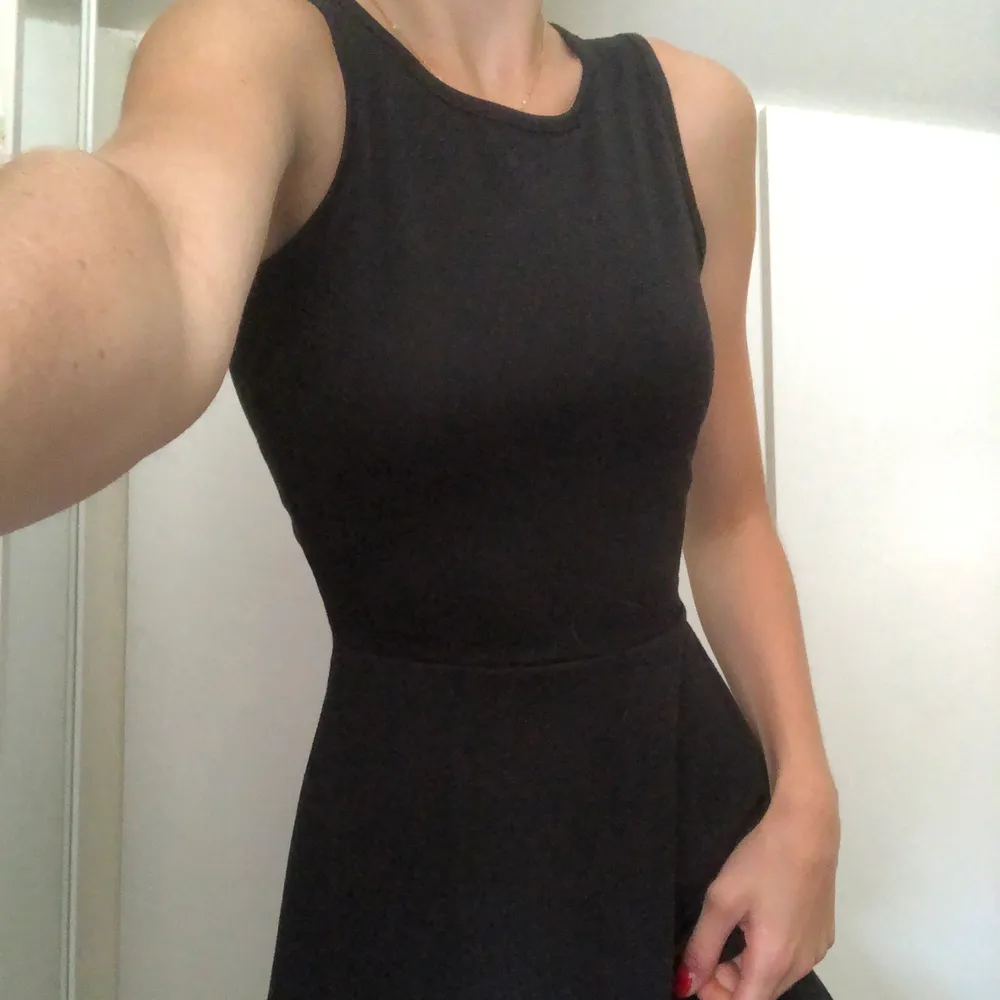 En svart klänning som alla borde ha i sin garderob (jag har två). Aldrig använd i storlek XS men passar också S. Pris kan diskuteras . Klänningar.