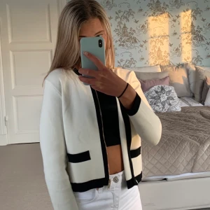 Kofta - Säljer denna fina vita kofta från Zara med svarta och guldiga detaljer. Jätteskönt material! Pris: 100 kr. FRAKT TILLKOMMER💗🧚🏼