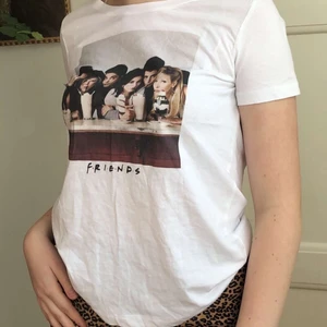 Friends tröja ifrån beyond retro - Nypris 299❤️ jättebra skick knappt använd✨✨frakt 40kr och den ingår inte✨✨storlek S-M🦋🦋