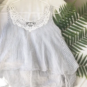 Linne med fin broderad kant  - Ett jätte fint linne som är randigt med en broderad kant i vitt på framsidan 💕 svarar gärna på frågor om du undrar något☺️ Frakt står köparen för 