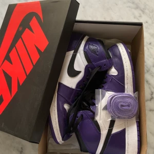Jordan  - !INTRESSEKOLL! Funderar på att sälja dessa Air Jordan 1 Retro High OG ”Court purple 2.0” buda gärna!! Köpta på Goat