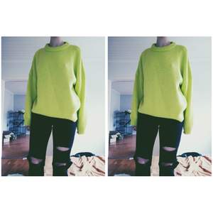 Stickad neongrön sweater från /STAY storlek S.