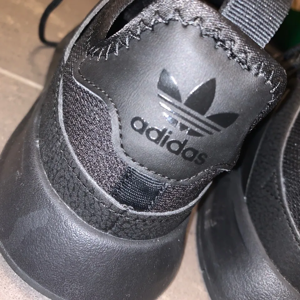 Adidas skor direkt köpare från adidas. Använd 1 gång och i fint skick😊 Mötas i Göteborg. Kontant eller Swish. . Skor.